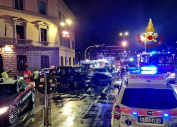 Incidente notturno tra due auto a Firenze, soccorsi i conducenti