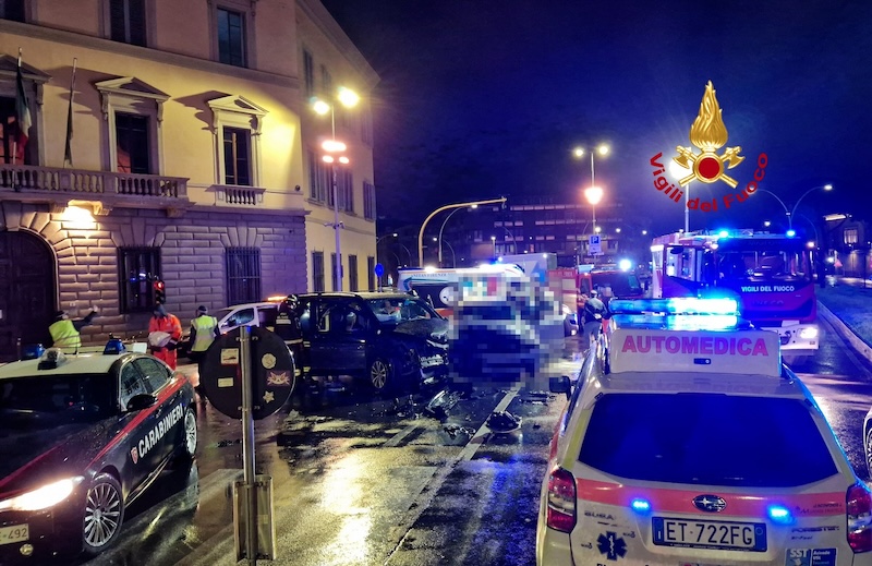 Incidente notturno tra due auto a Firenze, soccorsi i conducenti