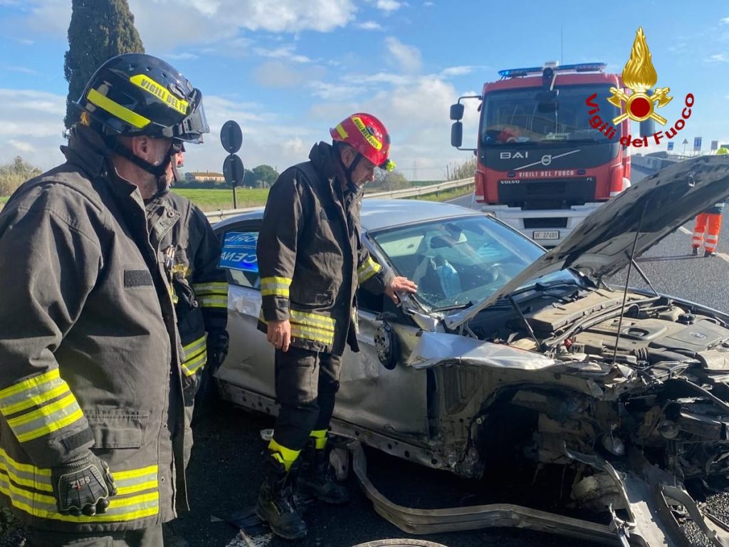 Incidente sulla Fi-Pi-Li: camion collide con auto a Lavoria