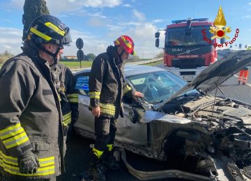 Incidente sulla Fi-Pi-Li: camion collide con auto a Lavoria