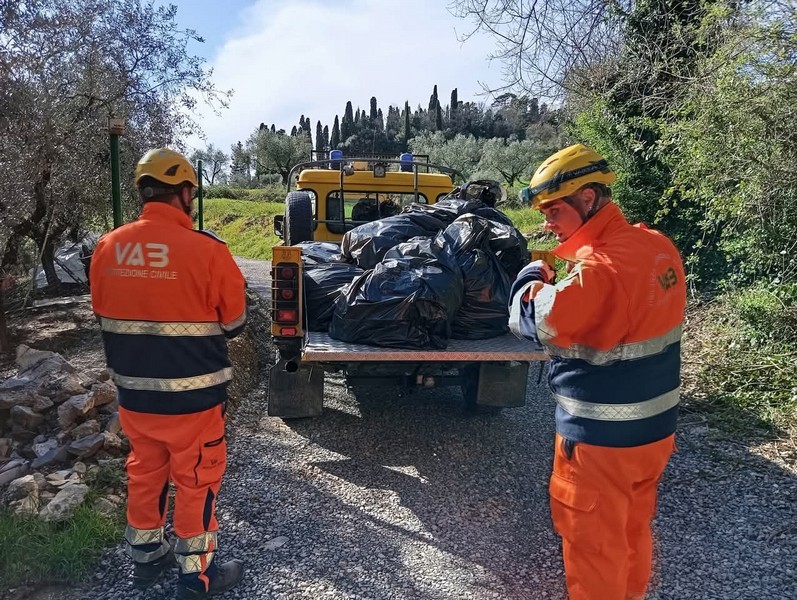 Intervento contro l'inciviltà a Montemurlo: rimossi sacchi di rifiuti in zona Montachello.