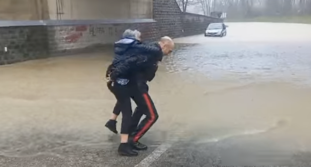 Intrappolata nell’acqua sotto il cavalcavia, i carabinieri la salvano.