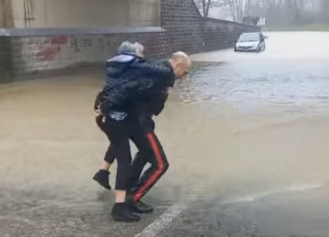 Intrappolata nell’acqua sotto il cavalcavia, i carabinieri la salvano.