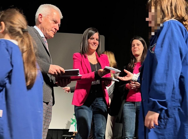 L'assessora Nardini presenta la Costituzione agli studenti di Certaldo