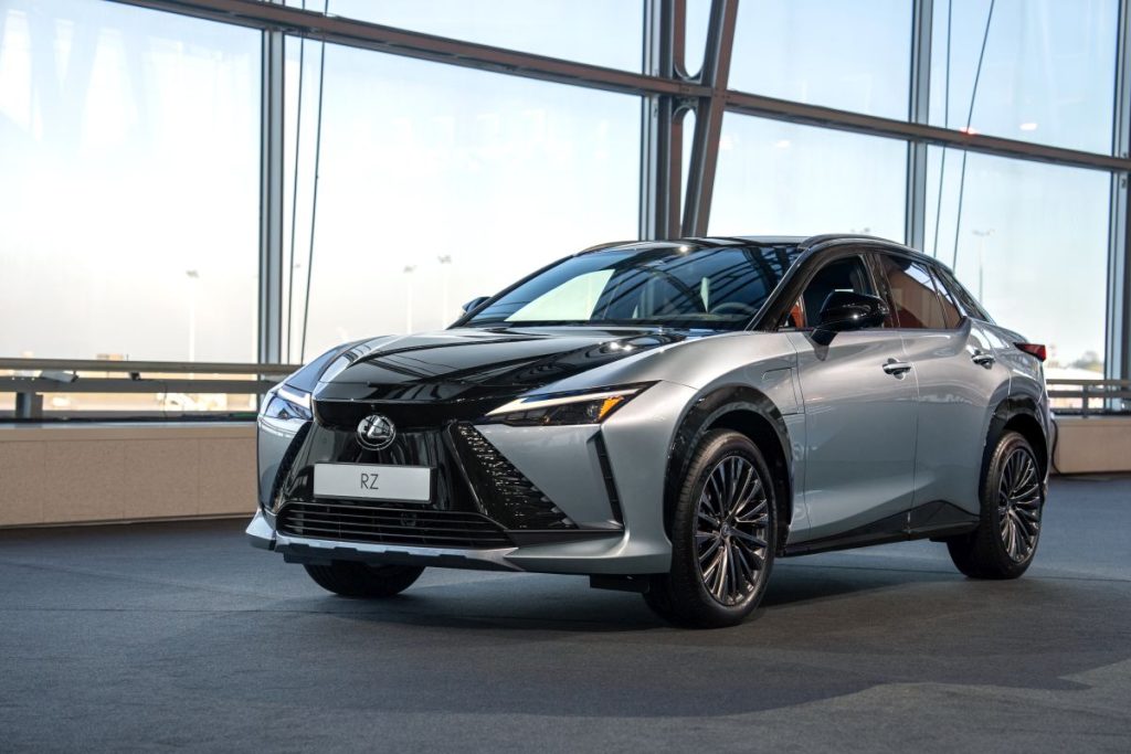 Lexus: Pioniere nell'Innovazione Tecnologica dei Veicoli Elettrici