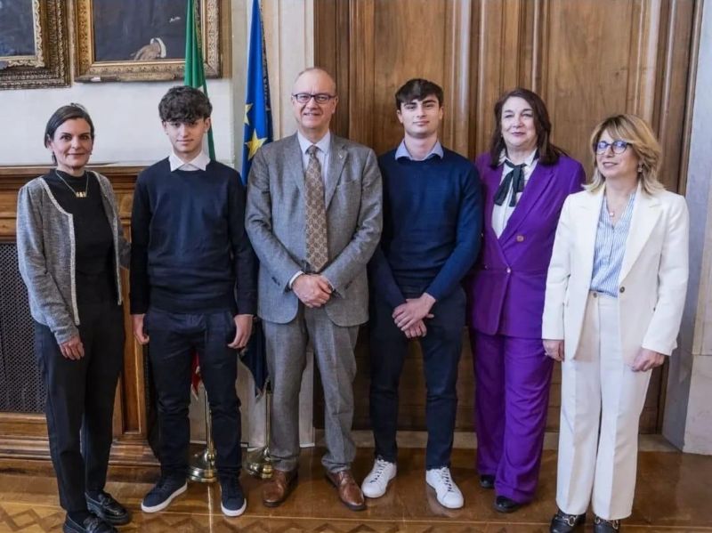 Lucca, incontro con il ministro Valditara per i due studenti che hanno restituito un portafoglio contenente 1000 euro