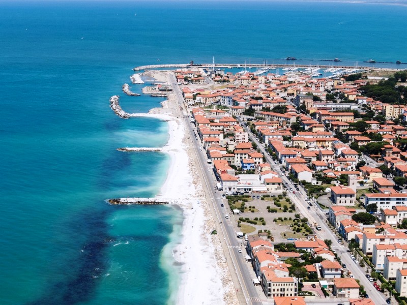 Lungomare di Marina di Pisa chiuso al traffico nei giorni festivi fino al prossimo 8 giugno