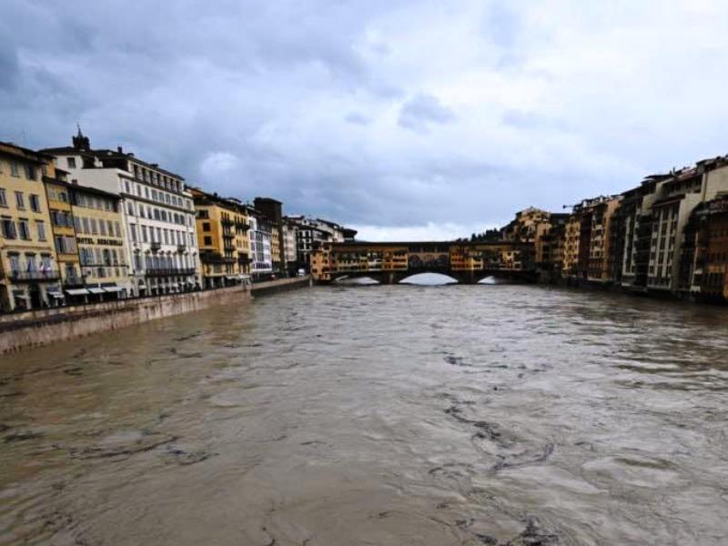 Maltempo in Toscana, attesa per la piena dell'Arno nel pomeriggio.