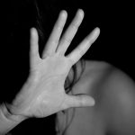 Messaggi, email e appostamenti sotto casa alla ex moglie: denunciato un 57enne