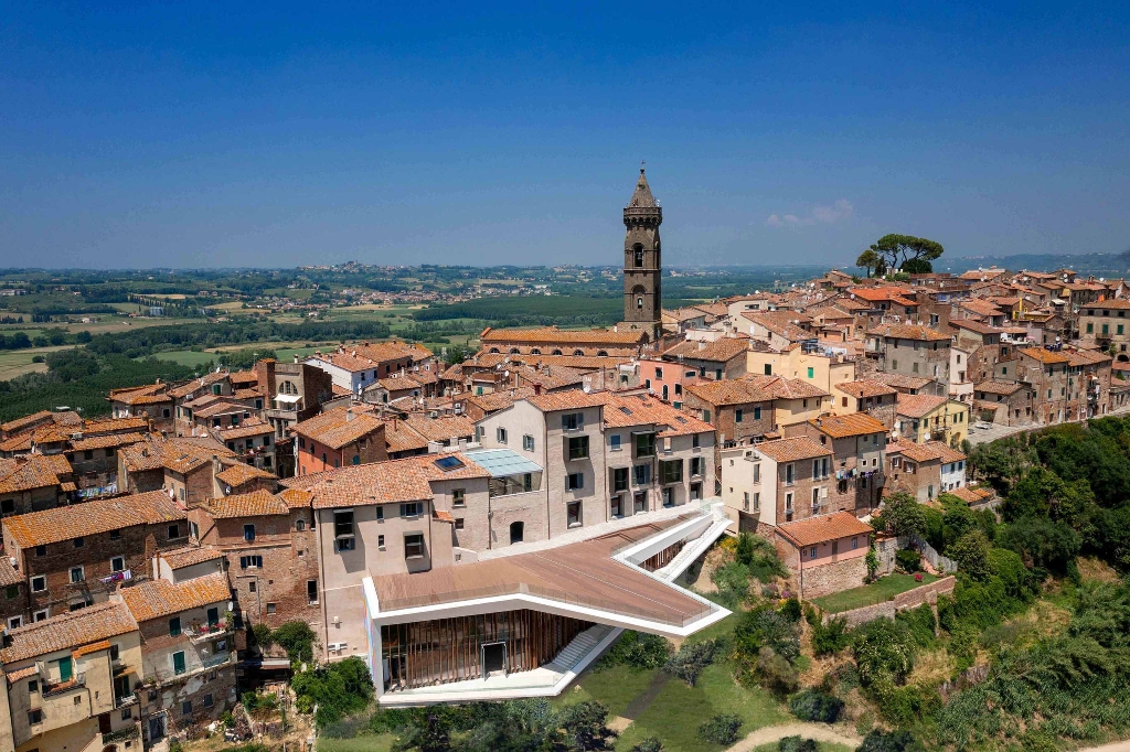 Peccioli, 'Un Fantastico Altrove': Le opere di Lorenzo Matteotti in esposizione al Palazzo senza Tempo
