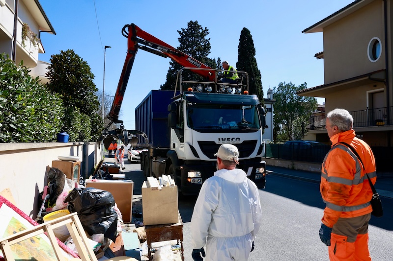 Rimozione dei rifiuti alluvionati a Empoli: identificata l'area di stoccaggio, oggi raccolti 100 quintali.
