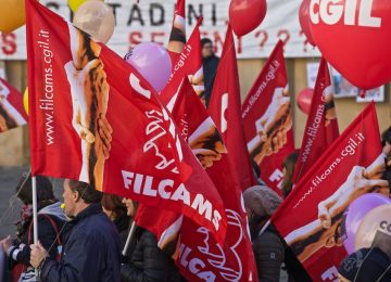 Sciopero di due ore e presidio per i lavoratori e le lavoratrici di Contacta a Campi Bisenzio