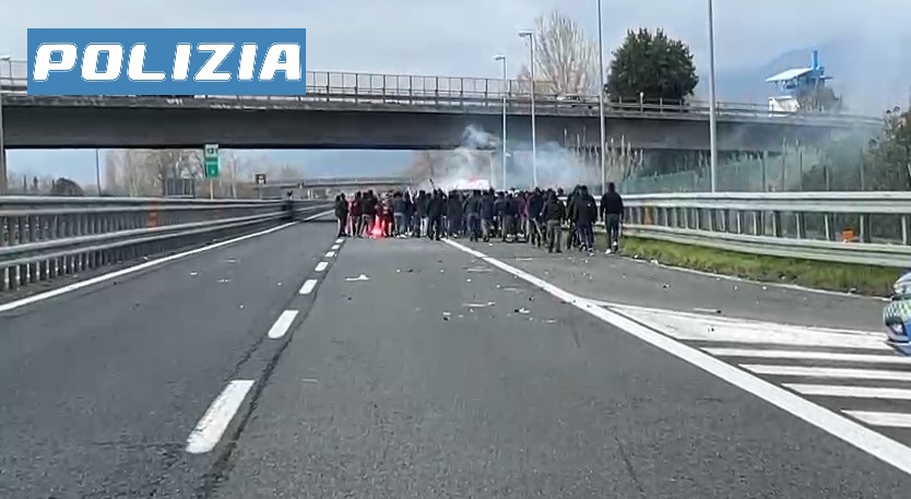 Scontri tra Lucchese e Perugia in autostrada: daspo per 14 tifosi