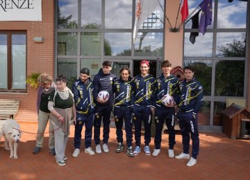 Sport e sensibilizzazione: i calciatori del San Donato Tavarnelle in campo con i cani