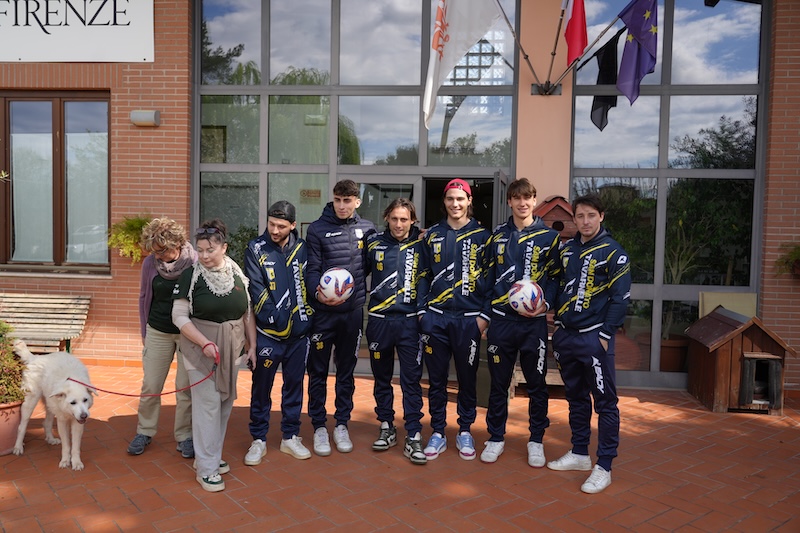 Sport e sensibilizzazione: i calciatori del San Donato Tavarnelle in campo con i cani