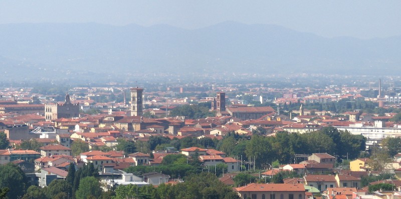 Turni lavorativi superiori a 12 ore e condizioni fatiscenti nei dormitori: tre arresti nel Pratese