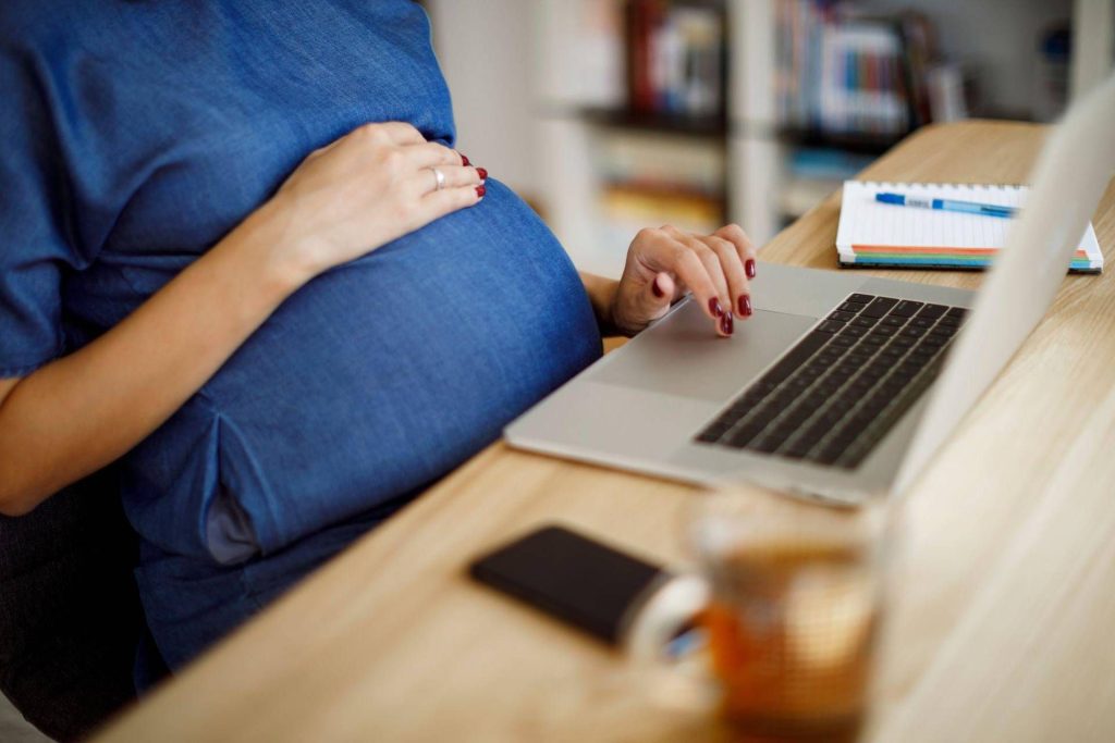 Una donna su cinque colpita dalla 'penalità di maternità': cos'è?