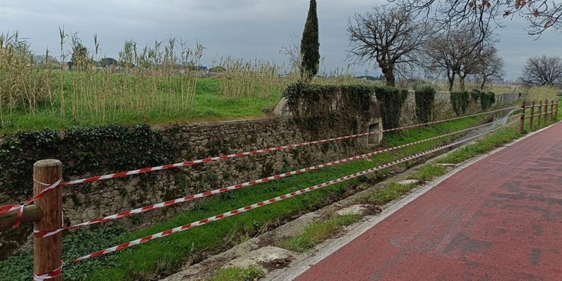 Vandalismo a Calenzano: staccionata danneggiata lungo la pista ciclabile di via dei Tigli