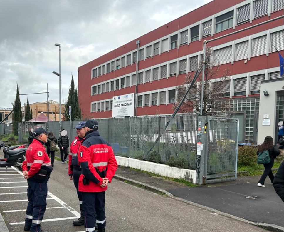 Volontari dell'associazione Carabinieri sorveglieranno l'ingresso del Dagomari.