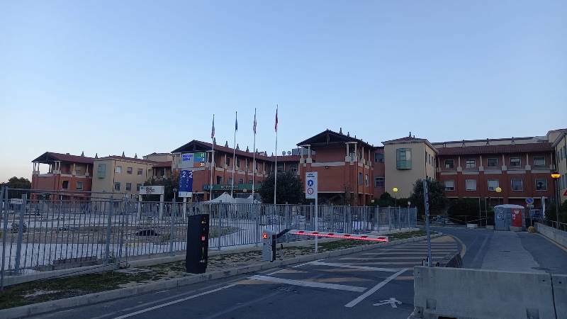 rewrite this title Investita da un'auto, finisce contro un muro: ferita bambina a Pisain Italian