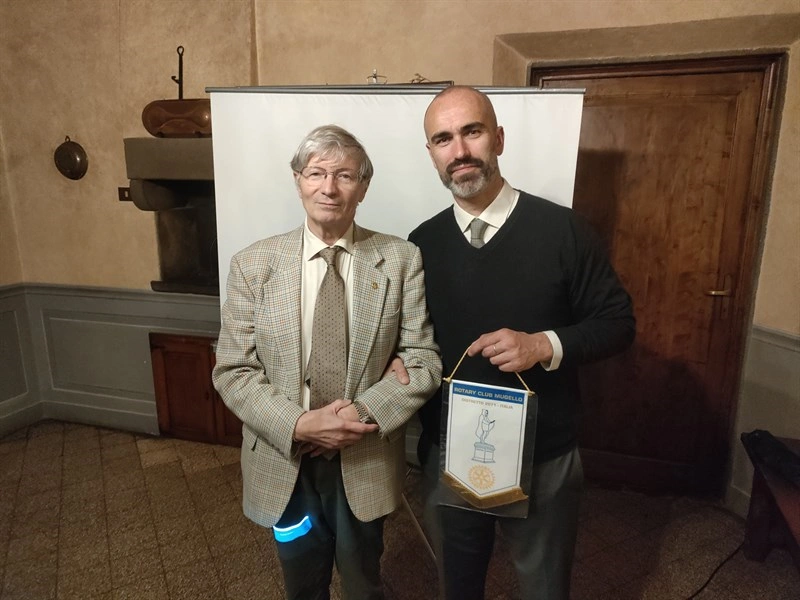 Lo scambio di doni fra l’ing. Giorgio Gomisel e Pier Tommaso Messeri