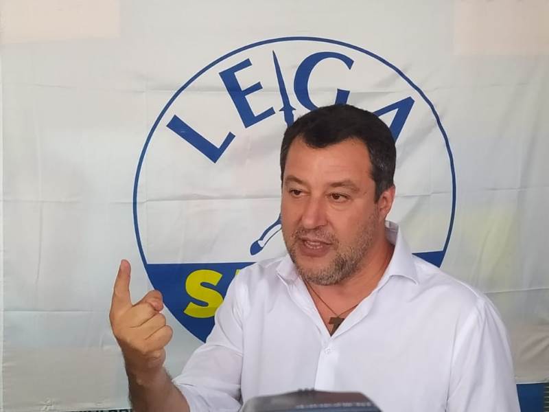 Al congresso della Lega, la sorpresa di Musk: auspica la fine dei dazi e lancia un allarme sul terrorismo in Europa.