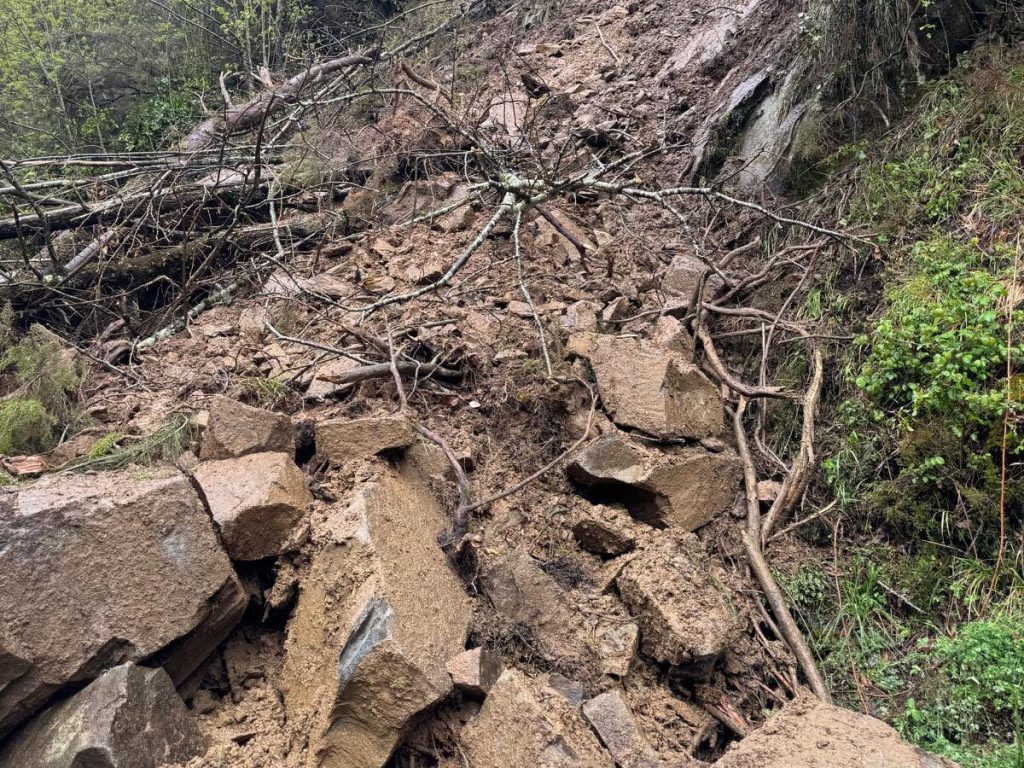 Alta Versilia, una frana isola Palagnana: il sindaco di Stazzema lancia l'allerta.