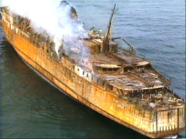 Anniversario della tragedia del Moby Prince: 34 rose in mare in memoria delle vittime