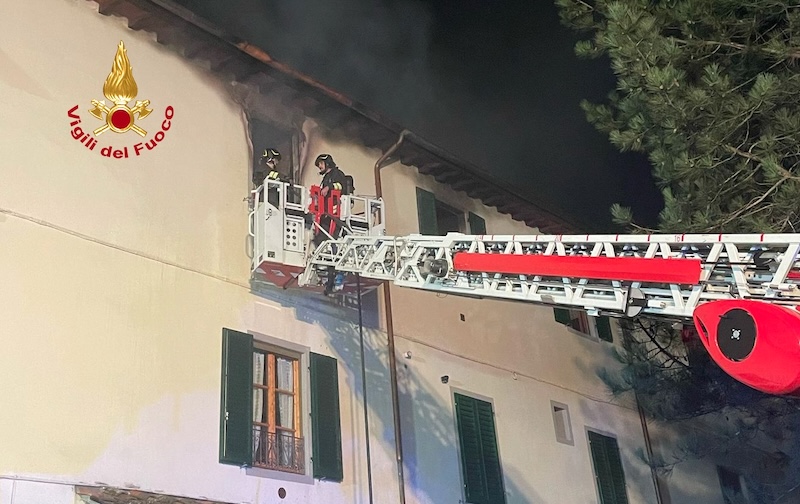 Appartamento in fiamme durante la notte, evacuate alcune persone.