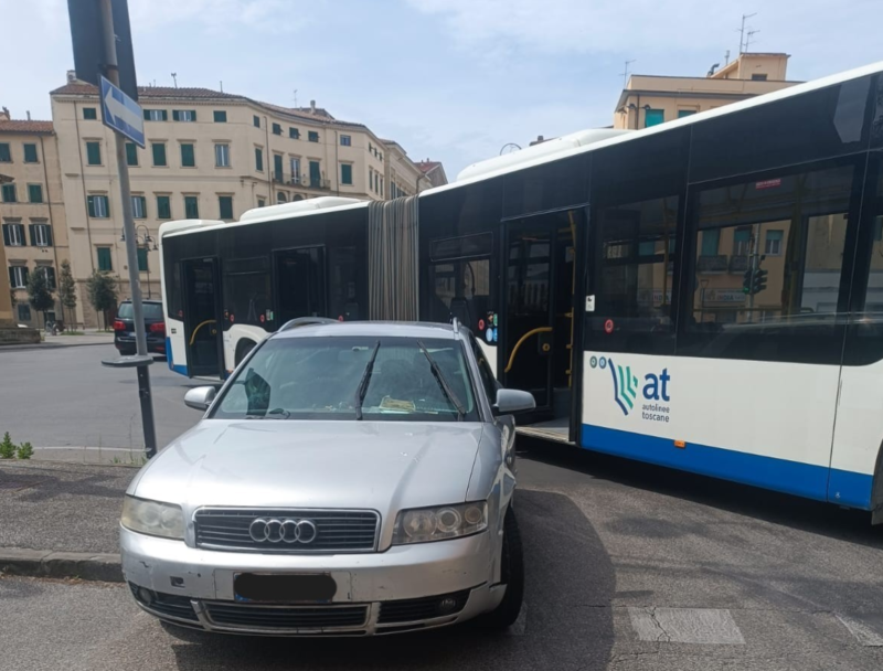 Auto in sosta vietata interrompe la corsa del bus Livorno-Pisa, AT valuta di sporgere denuncia.