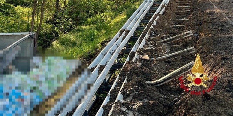 Autostrada A1, un mezzo pesante si ribalta nella scarpata