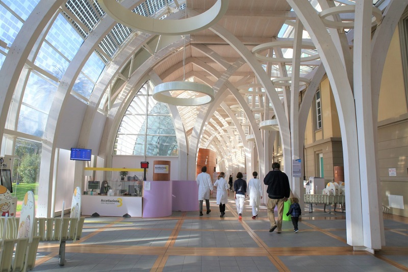 Bambino in gravi condizioni dopo malore in piscina al Meyer