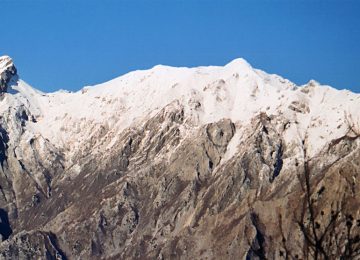 Cade in un burrone per 100 metri nelle Apuane, salvo