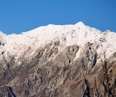 Cade in un burrone per 100 metri nelle Apuane, salvo