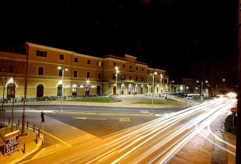 Calci e vandalismo: vetro della pensilina degli autobus frantumato alla stazione di Empoli