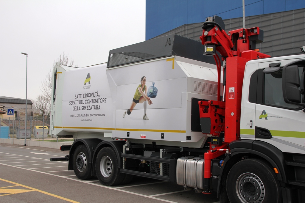 Cambio di stagione: a Prato riprende la raccolta porta a porta degli abiti usati di Alia