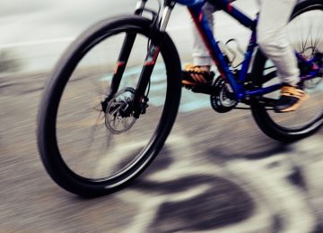 Ciclista salvato dalla polizia in autostrada a Prato: seguiva il navigatore