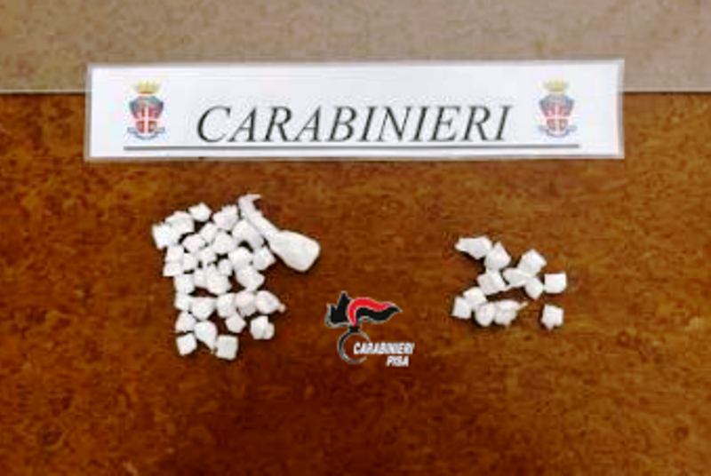 Coppia fermata per spaccio a Pontedera: sequestrate 48 dosi di cocaina e 730 euro