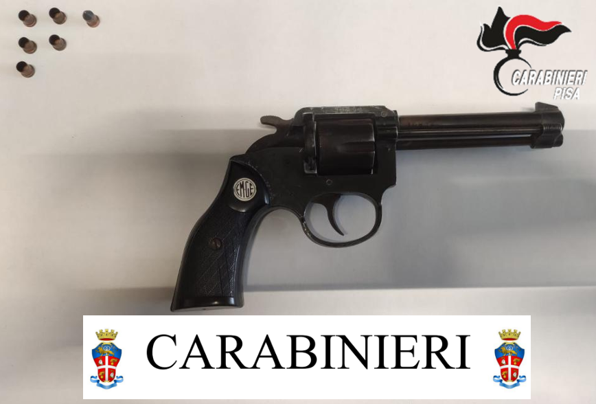 Diciannovenne spara ai carabinieri per sfuggire a un controllo, trovato con hashish e cocaina
