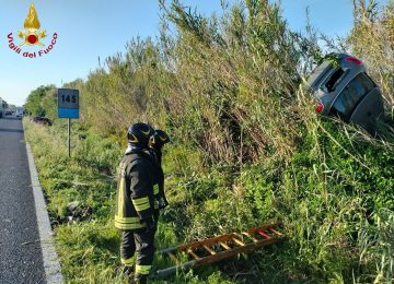 Due auto escono di strada dopo un incidente sull'Aurelia ad Orbetello