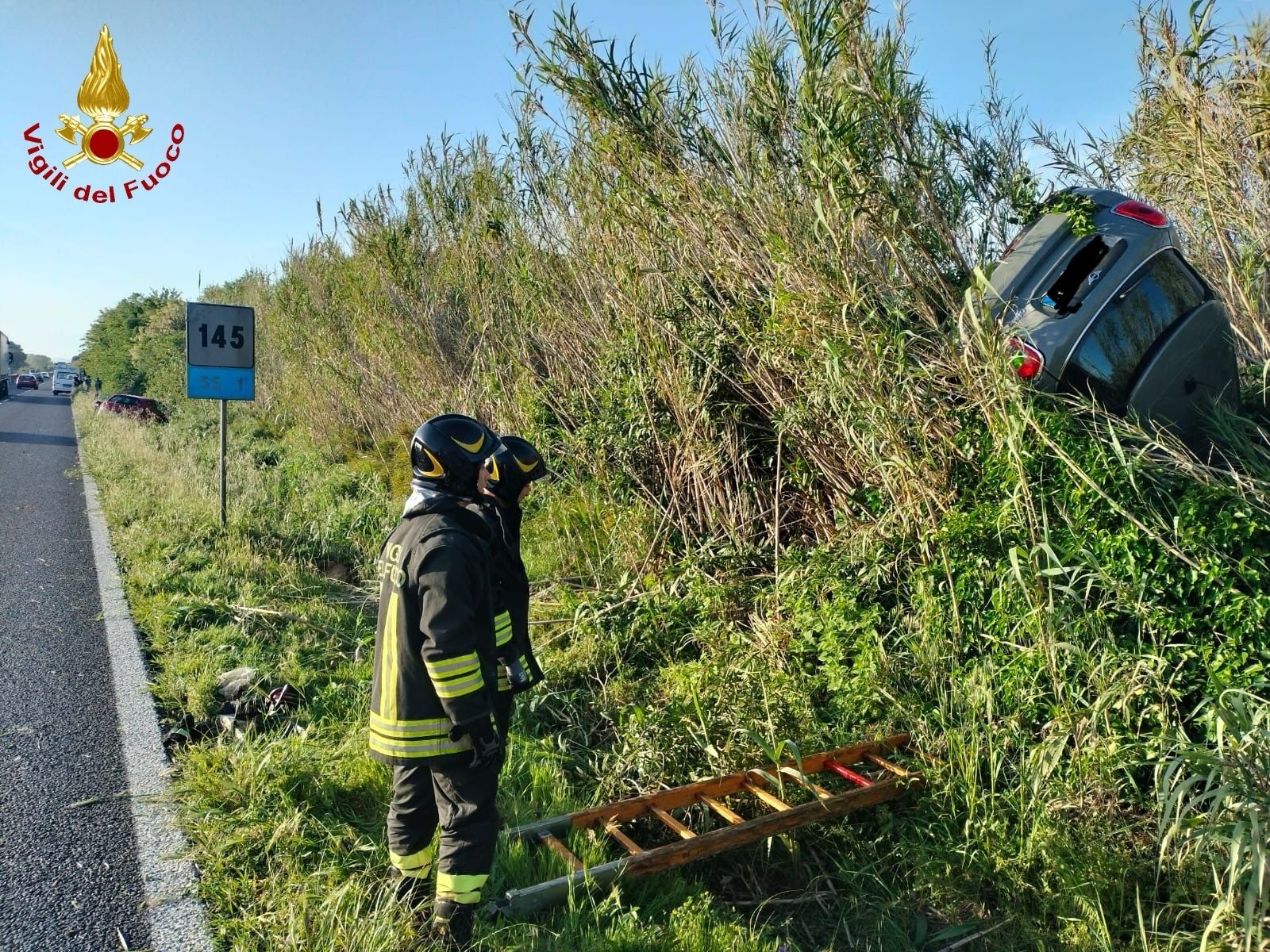 Due auto escono di strada dopo un incidente sull'Aurelia ad Orbetello