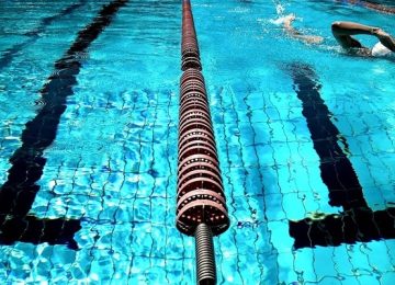 Due pannelli cadono dal soffitto in vasca, atleta ferita in piscina a Firenze.