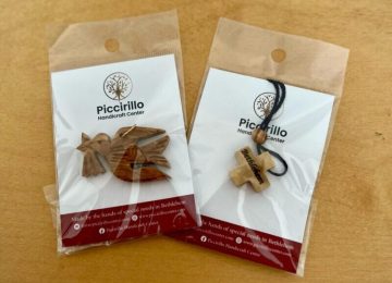Durante la Pasqua, colombe e croci di legno di Betlemme per sostenere gli artigiani e le loro famiglie