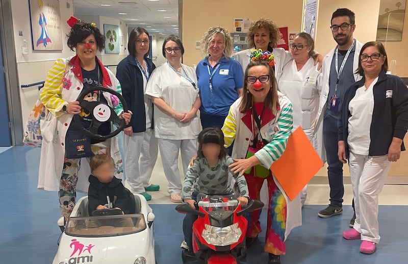 Ecco una possibile riscrittura del titolo: "All'ospedale di Prato, microcar e moto in corsia per accedere alla sala operatoria."
