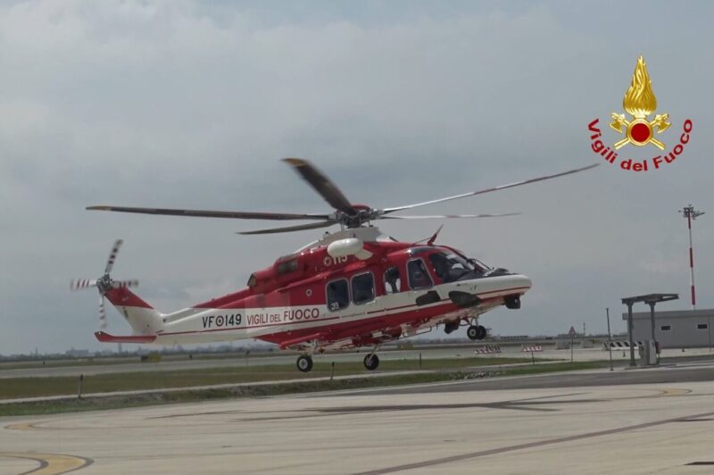 Elisoccorso soccorre un uomo alla guida su un dirupo