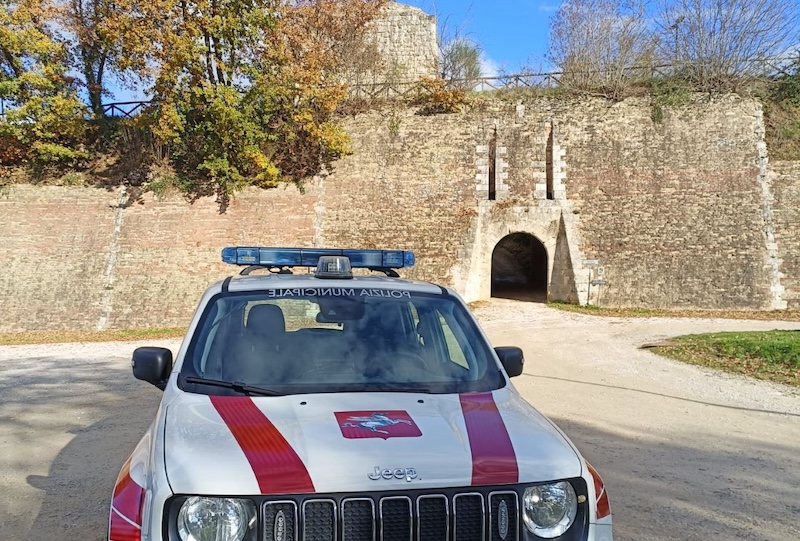 Estintori danneggiati nel parcheggio multipiano di Poggibonsi