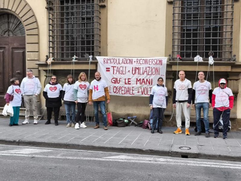 "Fermate i tagli all'ospedale di Volterra": manifestazione di protesta davanti al Consiglio regionale