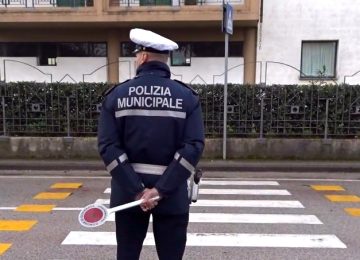 Fermato con una moto 'modificata' per strada: minorenne multato di 2.151 euro