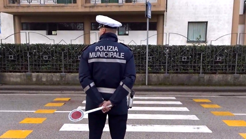 Fermato con una moto 'modificata' per strada: minorenne multato di 2.151 euro
