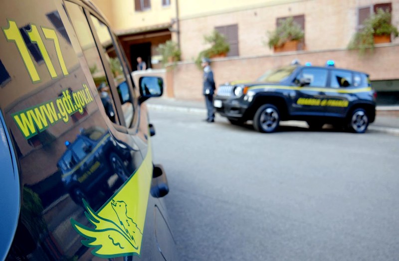 Fermato per un controllo stradale, trovato in auto con quasi 415mila euro in argento e oro: denunciato.